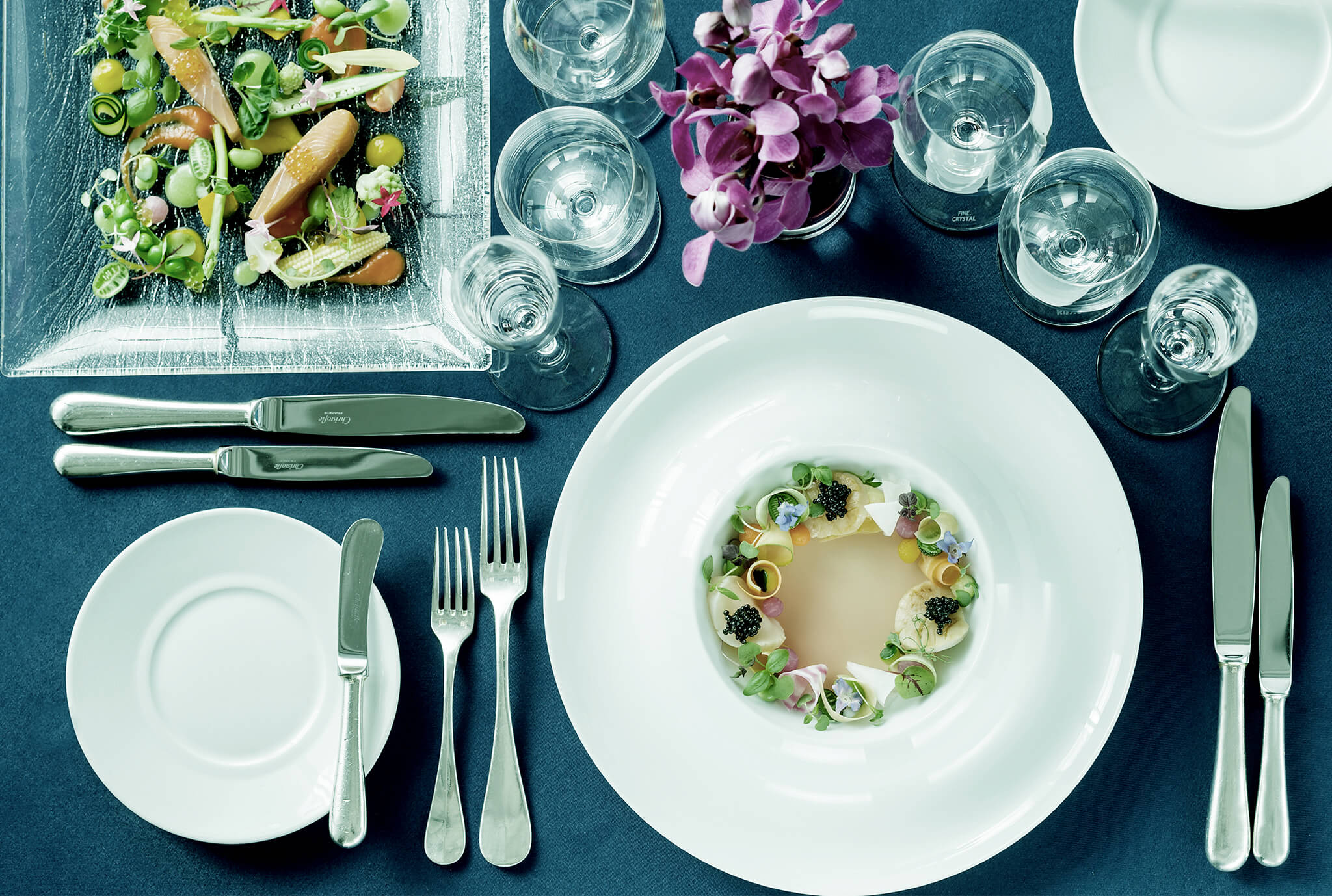 美しく盛り付けされた結婚式での料理のイメージ写真