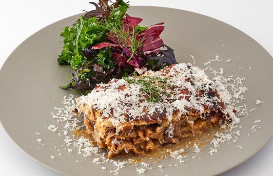 黒毛和牛ミートソースのラザニア、マロングラッセのアクセント