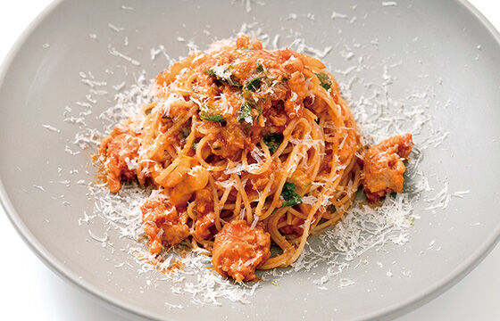 サルシッチャ、ローズマリー、 セロリのトマトソースパスタ