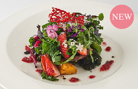 黒毛和牛サーロインのビステッカ、 神戸市産イチゴ“おいCベリー”と春野菜のサラダ