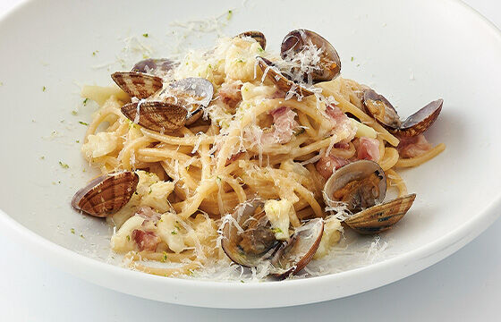 国産浅利、瀬戸内レモン、カリフラワーのクリームパスタ