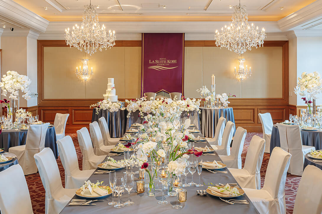 真っ白な装花に包まれるホテル ラ・スイート神戸ハーバーランドの結婚式・披露宴会場の写真