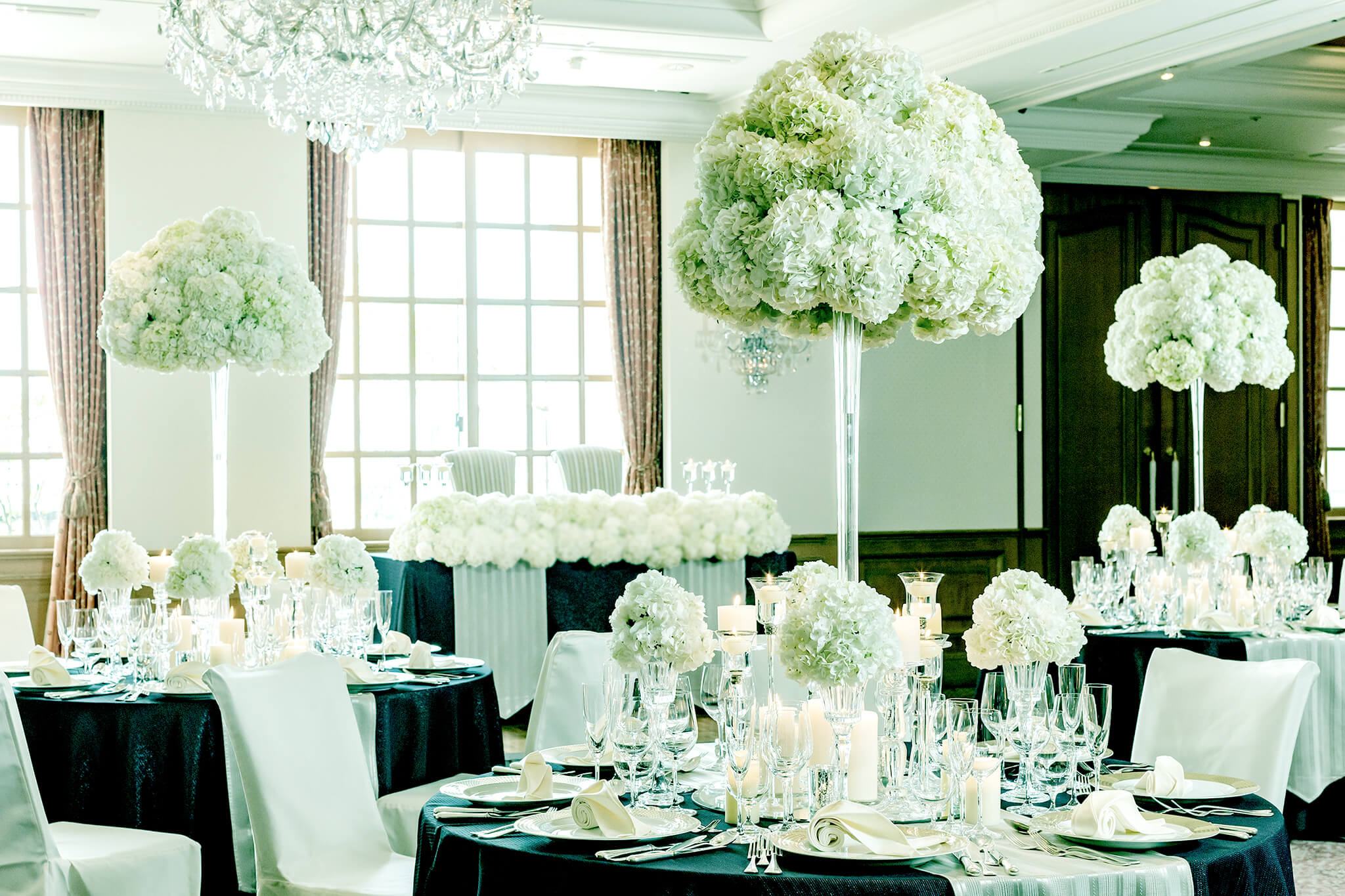 真っ白な装花に包まれるホテル ラ・スイート神戸ハーバーランドの結婚式・披露宴会場の写真